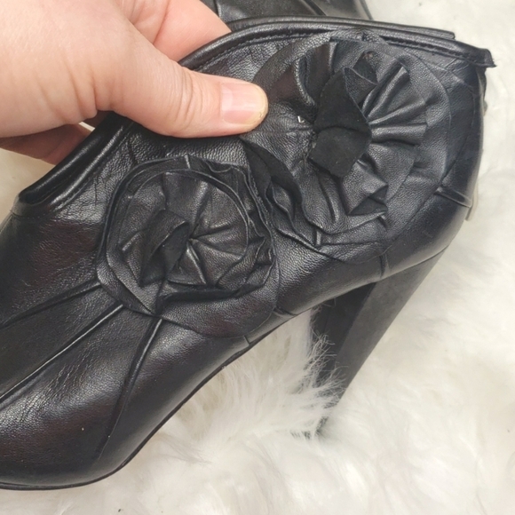 Vince Camuto Alta Black Leather Heels Size 6.5 Rosette Details Peep Toe - Picture 7 of 13